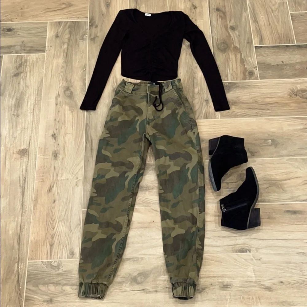 Hollister Ultra High Rise Jogger Pants Womens XS Camo Casual Streetwear School - Picture 1 of 7